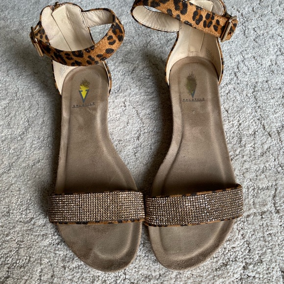 Volatile leopard print sandals